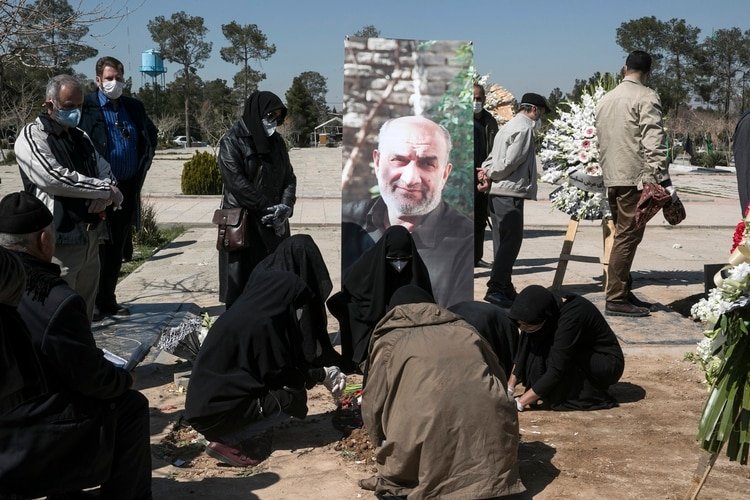Los asistentes al entierro de Tazari acudieron con mascarillas (AP)