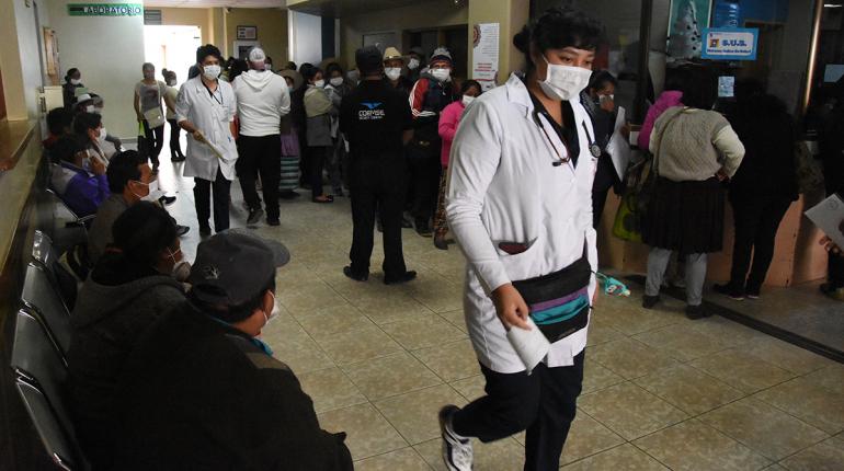 Personas usan barbijos en un centro de salud. | Daniel James