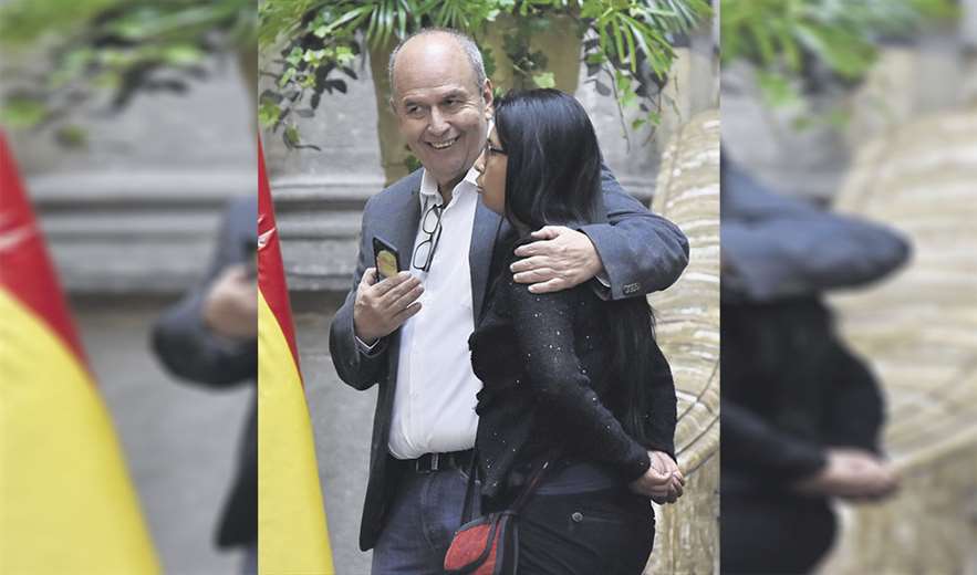 Murillo abraza a Copa. La coordinación entre poderes es historia. Foto: APG NOTICIAS