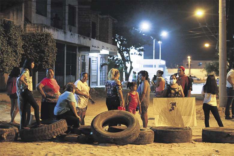 Anoche, en las afueras del hospital del D-10, instalaron piquetes para bloquear. Foto: FUAD LANDÍVAR