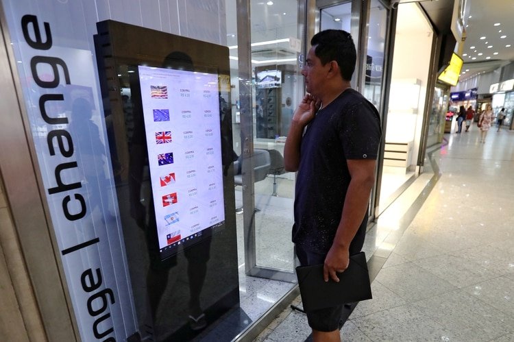 Una pantalla muestra los reales brasileños. dólar y varios otros tipos de cambio de moneda extranjera en Río de Janeiro (Reuters)