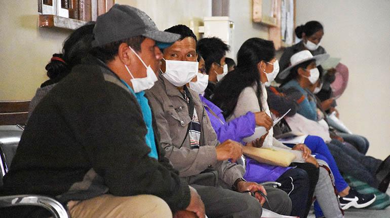 Pacientes usan barbijos. | Daniel James