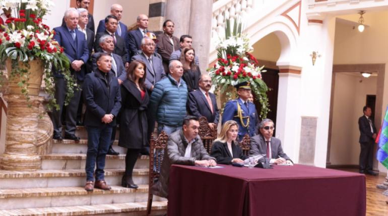 Presidenta Jeanine Añez junto a ministros de Gobierno.