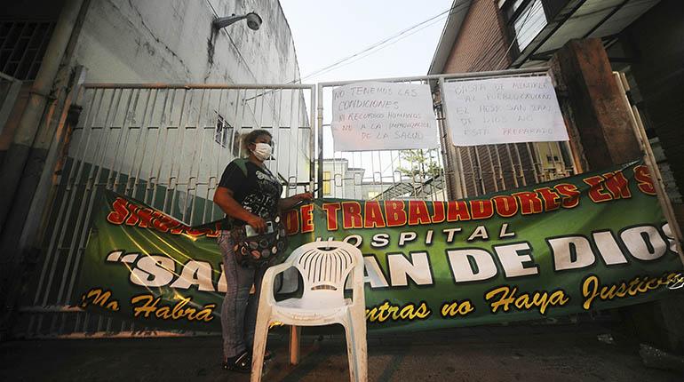 Protesta en uno de los centros de salud de Santa Cruz, el miércoles. | APG