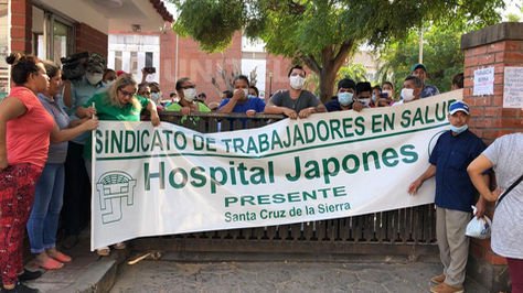 Bloquean en puertas del hospital Japonés para evitar ingreso de paciente con coronavirus. Foto:Unitel