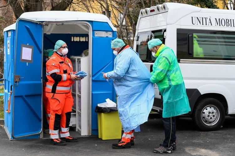 Personal médico se prepara en el hospital Spedali Civili en Brescia, Italia (Reuters)