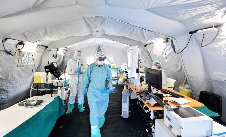 El personal médico del hospital Spedali Civili en Brescia, Italia utiliza máscaras protectoras y todo tipo de medidas precautorias (Reuters)