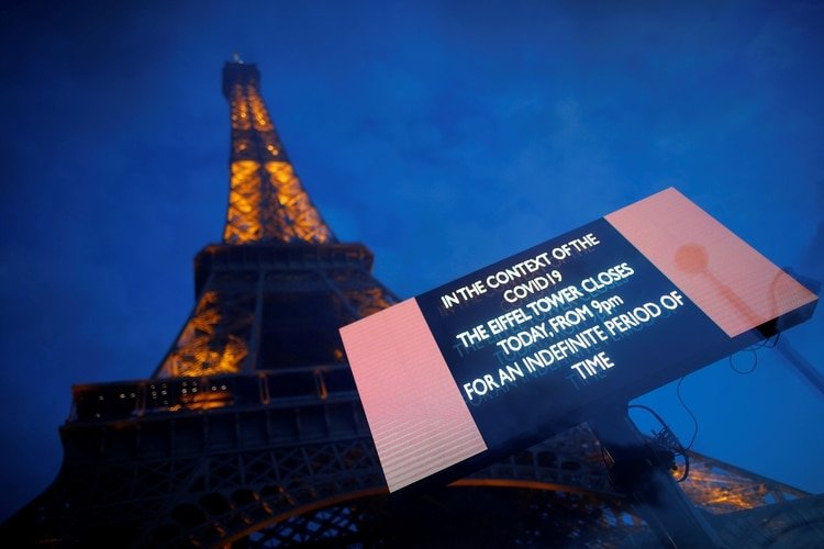 La Torre Eiffel junto a un cartel en el que se lee: 