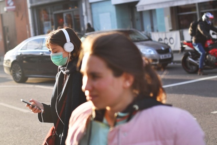 Transeúntes con barbijos en las calles de Londres (REUTERS/Dylan Martinez)