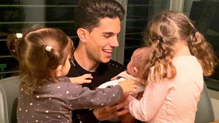 Marc Bartra junto a sus hijos