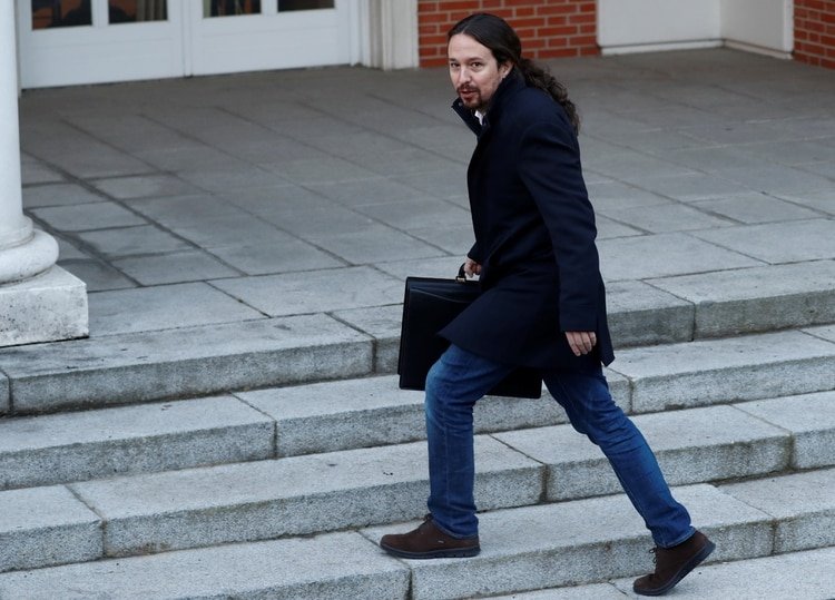 Pablo Iglesias ingresando al Palacio de la Moncloa en Madrid el 14 de enero de 2020 (REUTERS/Jon Nazca)