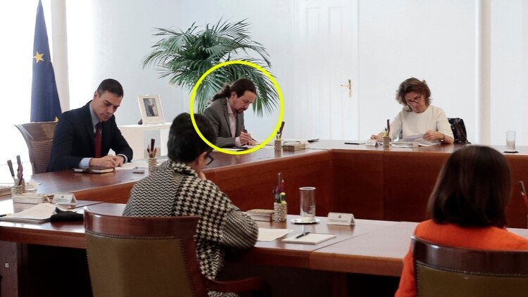 Fotografía facilitada por la Moncloa que muestra al presidente del Gobierno, Pedro Sánchez, que preside la reunión de Consejo de Ministros, junto al vicepresidente Pablo Iglesias y la vicepresidenta, Carmen Calvo, en el Palacio de la Moncloa en Madrid este sábado para aprobar el decreto que declara el estado de alarma por el coronavirus (EFE/José María Cuadrado Jiménez /Moncloa)