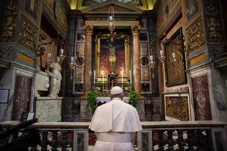 El Papa Francisco reza frente al crucifijo que evoca la “Gran Peste” de 1522 en la iglesia de San Marcello al Corso (Vatican Media via REUTERS)