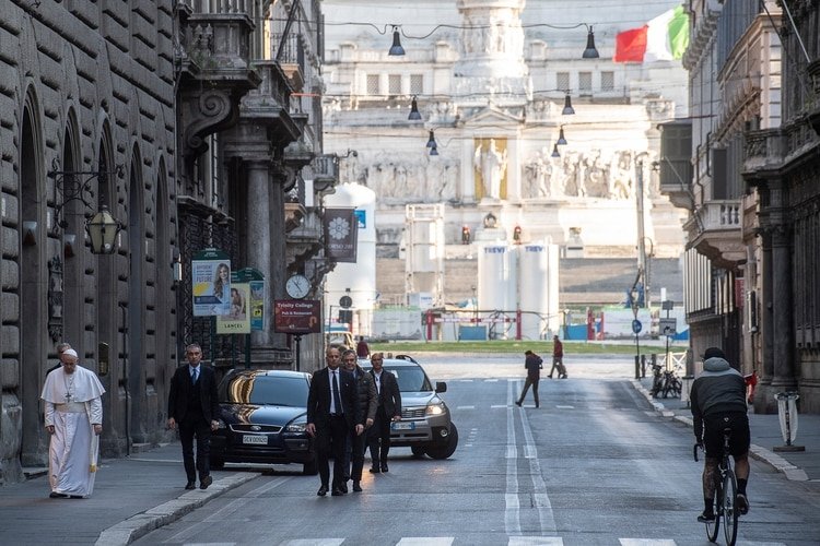 El Papa caminando por una desierta Via del Corso ( VATICAN MEDIA / AFP)