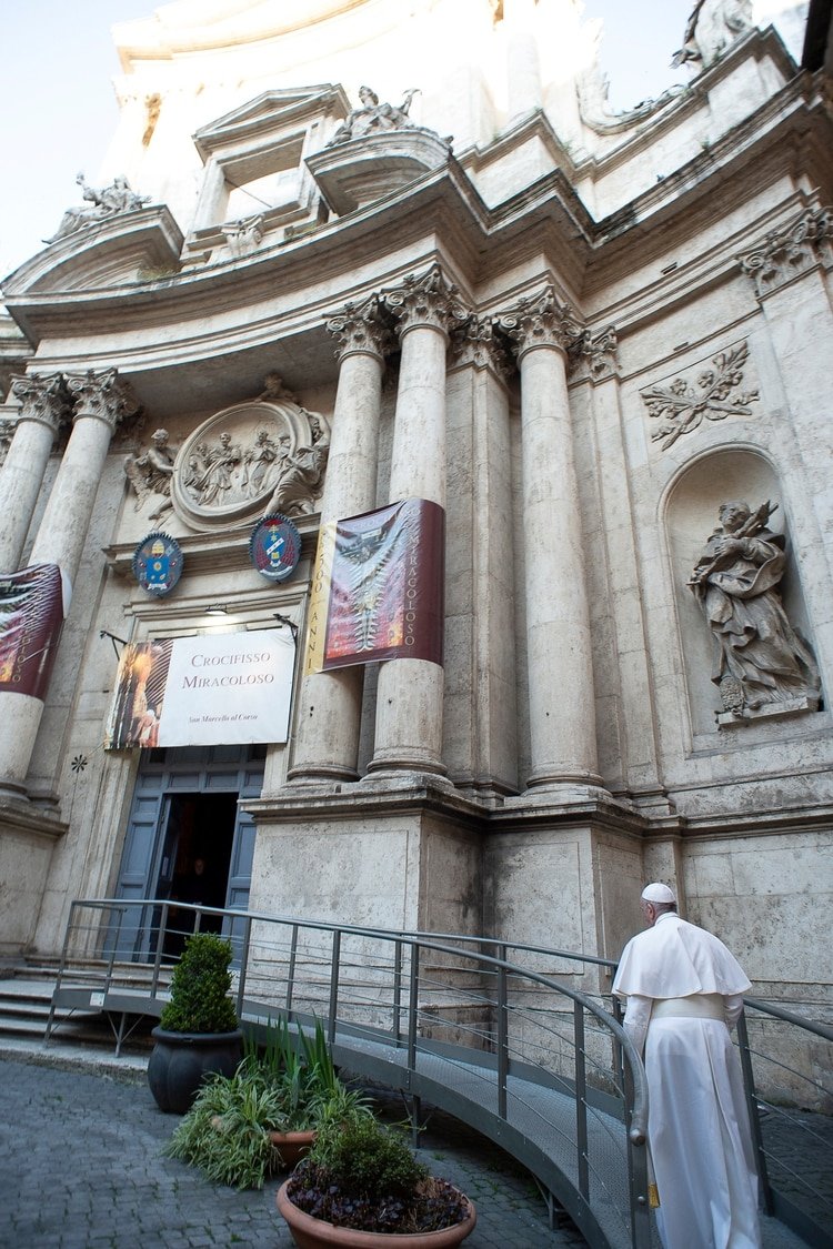 El Papa mientras llega a la iglesia de San Marcello al Corso (Vatican Media via REUTERS)