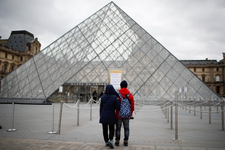 La plaza del Louvre de París, casi desierta