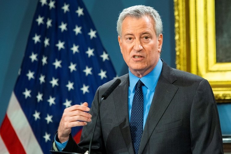 El alcalde de Nueva York, Bill de Blasio habla en una conferencia de prensa sobre el COVID-19 en el ayuntamiento de Manhattan (Foto: Reuters/ Eduardo Munoz)