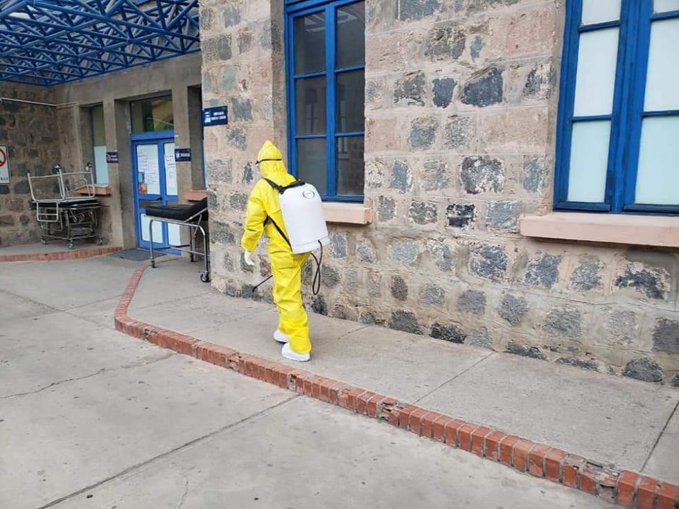 La desinfección se realizó con equipos de protección. FOTO: SEDES