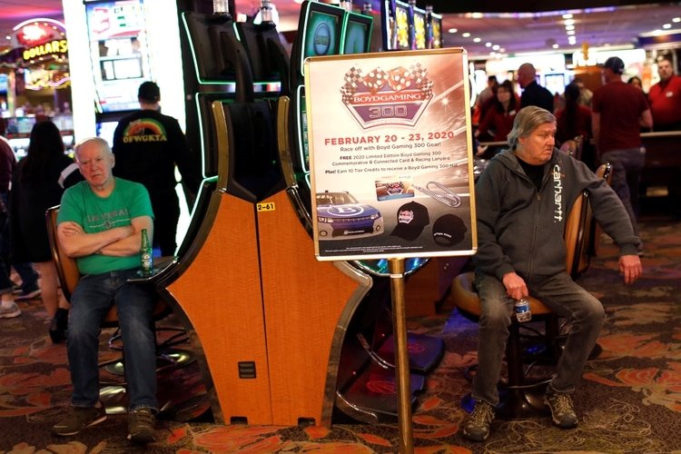 Hombres se sientan dentro de un casino en la calle Fremont en el centro de Las Vegas, Nevada, el pasado 20 de febrero de 2020 (Reuters)