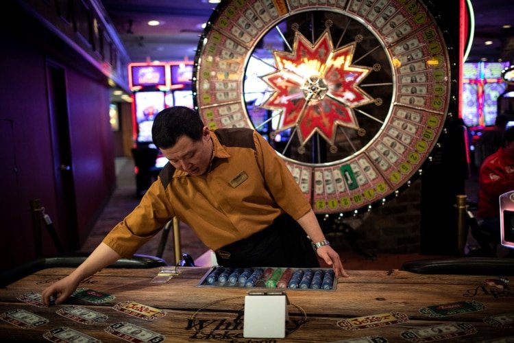 Un trabajador sirve un juego de ruleta en un casino en Fremont Street en Las Vegas, Nevada (Reuters)