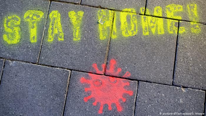 Pintura callejera llama a quedarse en casa en Múnich
