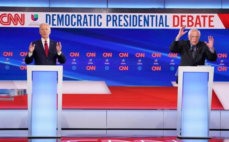 Biden y Sanders. REUTERS/Kevin Lamarque