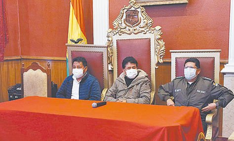 El alcalde de Oruro, Saúl Aguilar, y sus colaboradores se refieren a la cuarentena por el COVID-19.