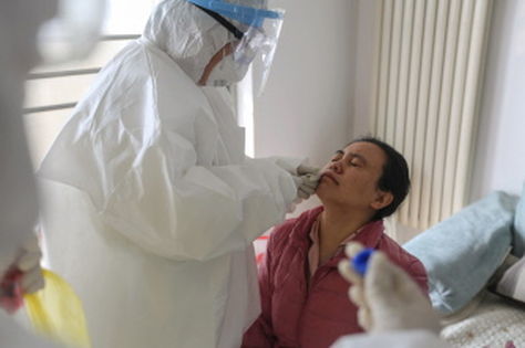 Toman muestra de una persona para analizar el nuevo coronavirus durante una investigación epidemiológica en Linyi.