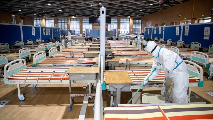 Un miembro del equipo médico limpia en uno de los hospitales construidos para hacer frente a la emergencia en Wuhan, después de que todos los pacientes fueran dados de alta (STR / AFP) / China OUT