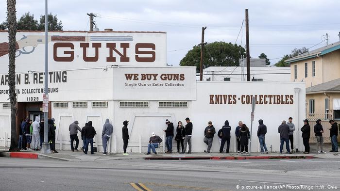 Fila para comprar armas en Culver City, Los Angeles, California. (picture-alliance/AP Photo/Ringo H.W. Chiu)