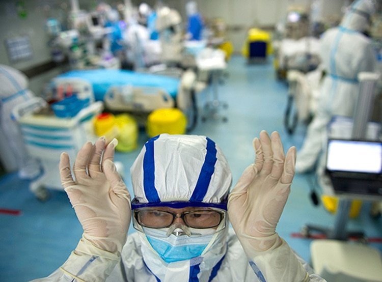Una enfermera se ajusta sus gafas protectoras en un hospital de Wuhan, en una foto tomada el 26 de febrero, en medio de la emergencia en China (STR / AFP)