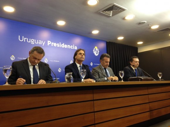 Lacalle Pou brinda una conferencia este lunes de noche. Foto: @elpaisuy