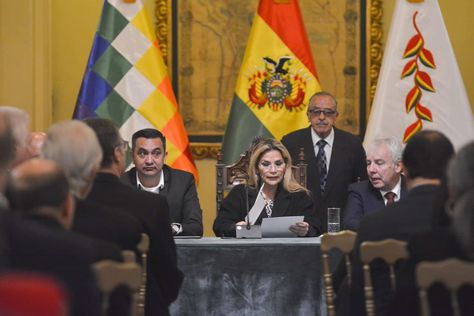 La presidenta Áñez en la reunión con el cuerpo diplomático acreditado en el país.