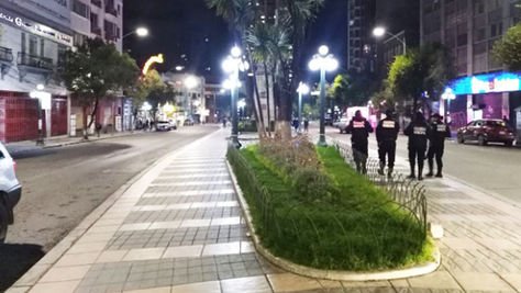 El tradicional paseo de El Prado de La Paz, habitual lugar de intenso flujo de personas, a las 20.37 de este lunes aparece desolado. 