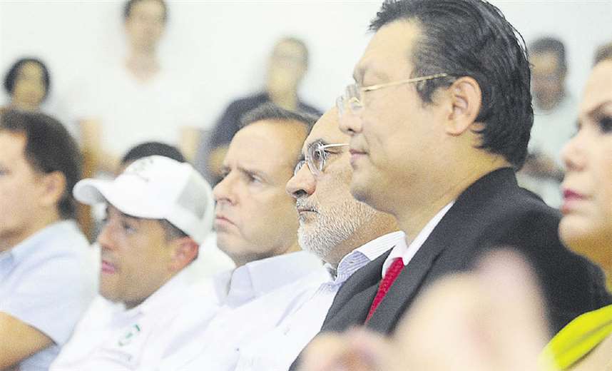 Los partidos y alianzas políticas explican que perderán la personería y recursos económicos si desisten de la elección. Foto: EL DEBER