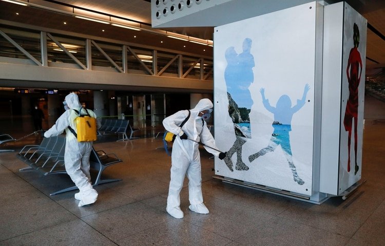 Miembros de la Unidad Militar de Emergencia desinfectan el aeropuerto de Malaga- Puerta del Sol (REUTERS/Jon Nazca)