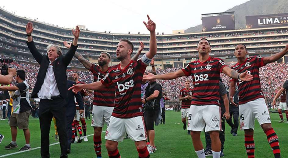 Jorge Jesús (izq.) celebra junto a sus dirigidos el título de la última Copa Libertadores. Foto. Internet 