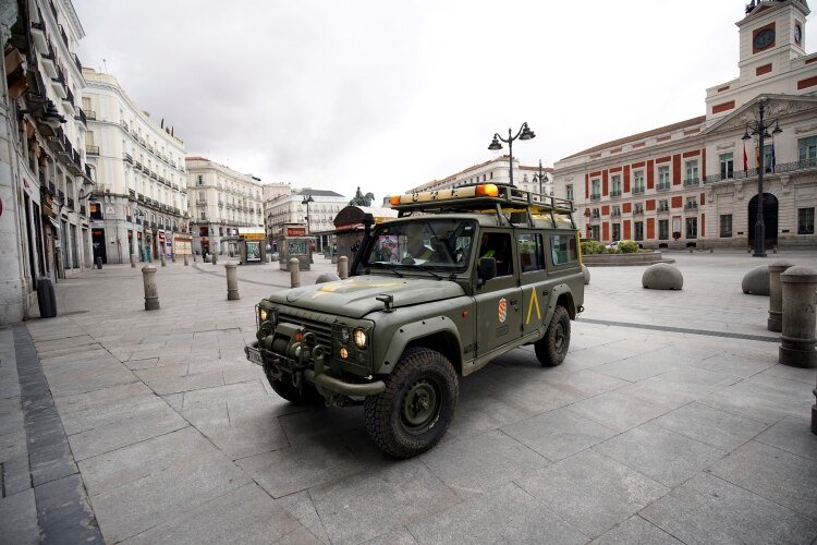 Un vehículo de la Unidad Militar de Emergencia en la Puerta del Sol de Madrid (REUTERS/Juan Medina)