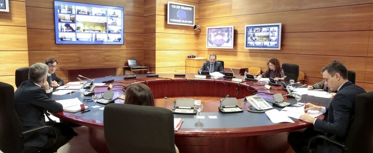El primer ministro español, Pedro Sánchez, preside la reunión del gabinete con algunos de sus miembros por videoconferencia, durante un cierre parcial como parte de un estado de emergencia de 15 días para combatir el coronavirus (Palacio de la Moncloa via REUTERS)