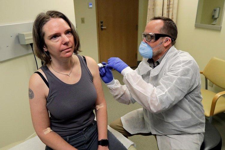 Jennifer Haller fue la primera voluntaria en someterse a la dosis experimental del laboratorio Moderna para combatir al coronavirus COVID-19. 