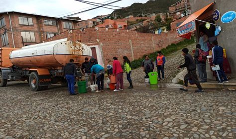 Una cisterna dota agua a un barrio de Chasquipampa por el corte del servicio.