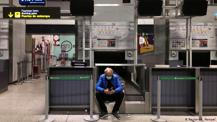 Spanien Malaga | Mann mit Gesichtsmaske wartet auf Flug (Reuters/K. Pempel)