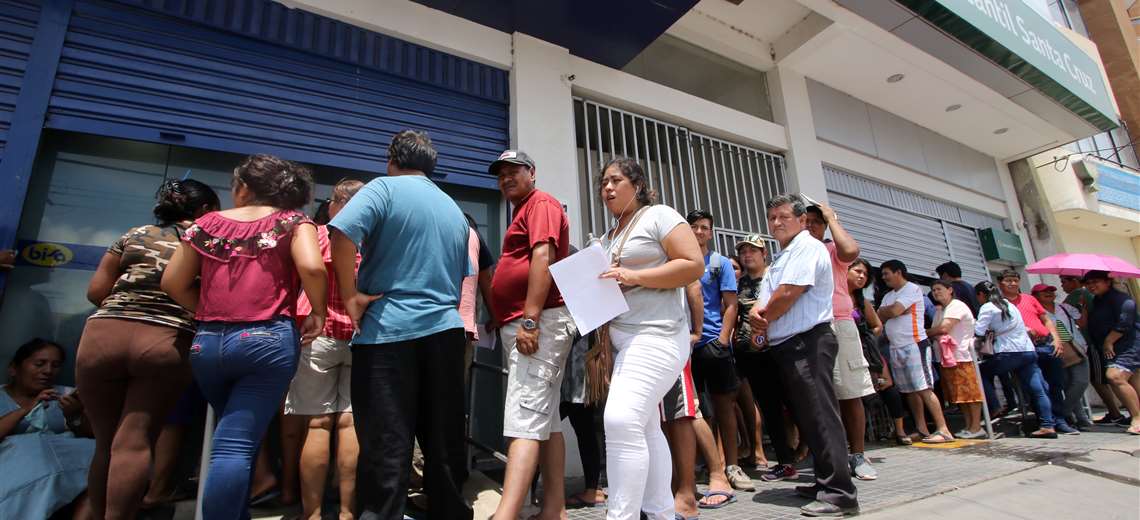 Los bancos alistan un protocolo de seguridad para los clientes que acudan a sus oficinas. Foto Hernán Virgo 