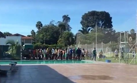 Barras de Oriente durante la protesta en la sede del club. Foto: Captura Tv.