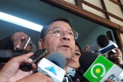 El candidato presidencial por el Movimiento Al Socialismo, Luis Arce, tras un encuentro con los medios. Foto. La Razón - archivo 