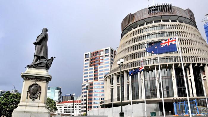 Neuseeland Wellington Parlament Statue Nationalfahne (Imago/Xinhua)