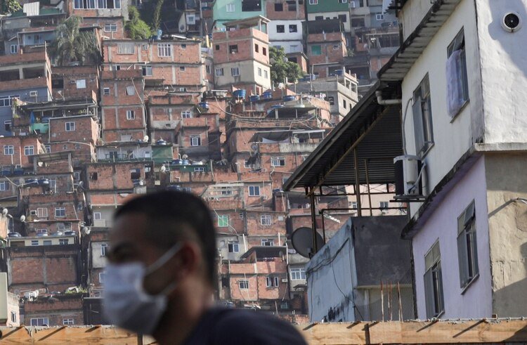 Un hombre con barbijo en la favela Rocinha (REUTERS/Ricardo Moraes)
