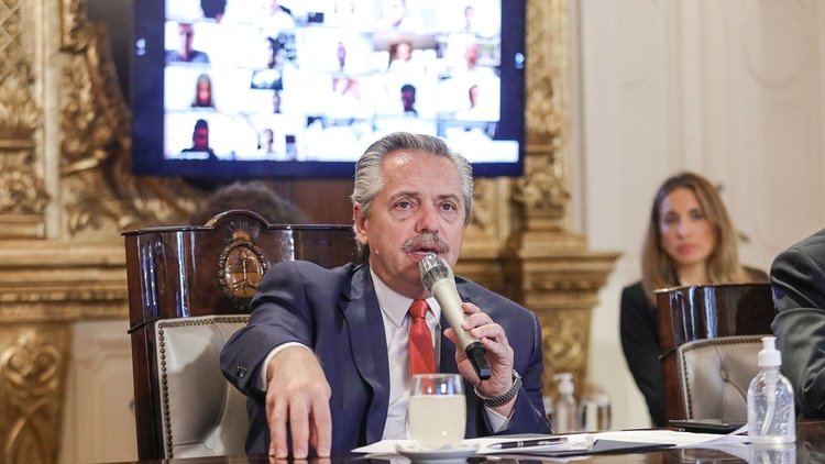 El Presidente durante una de las reuniones con su equipo de trabajo en la Casa Rosada (Presidencia)