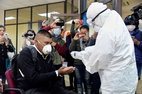 Simulacro de alerta sanitaria por el caso de coronavirus en el aeropuerto internacional de El Alto. 