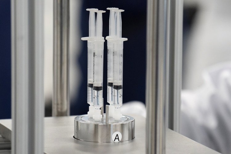 Un laboratorio investiga una vacuna para el nuevo coronavirus (COVID-19) en la compañía de medicamentos de ARN Arcturus Therapeutics en San Diego, California, el 17 de marzo de 2020 (REUTERS/Bing Guan)